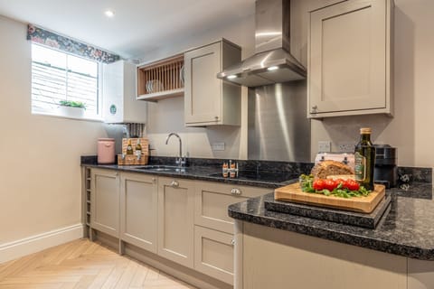 Piggy in the Middle Kitchen - StayCotswold