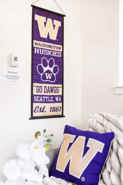 This space celebrates University of Washington pride with vibrant Husky-themed decor, including a bold banner and matching throw pillow. It's the perfect touch for UW fans or visitor looking to immerse themselves in local spirit while enjoying a stay