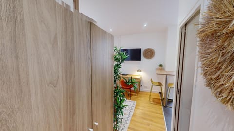 Basic Apartment | Bathroom