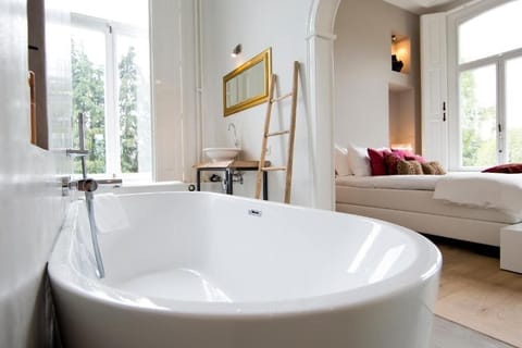 Luxury Double Room, Park View | Bathroom | Hair dryer, slippers, towels, soap