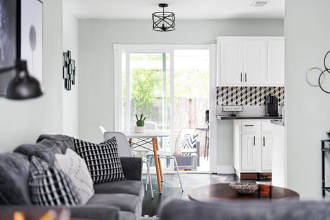 A simple yet inviting dining space with a great view of the patio and easy access to the kitchen. Enjoy a peaceful breakfast before heading out for a scenic stroll at Brushy Creek Trail or fuel up for an exciting day at Austin’s Park ‘n’ Ride!