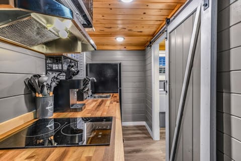 Luxury Cabin, Garden View | Private kitchen | Fridge, microwave, stovetop, coffee/tea maker