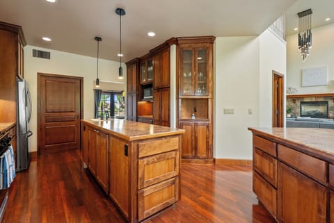 Fully stocked beautiful kitchen, great for gathering