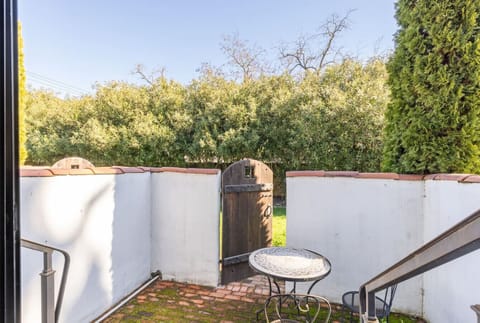 🚪 Step into serenity! This cozy courtyard is the perfect escape for morning coffee or evening relaxation. ☕🌞 #PrivateRetreat #OutdoorOasis