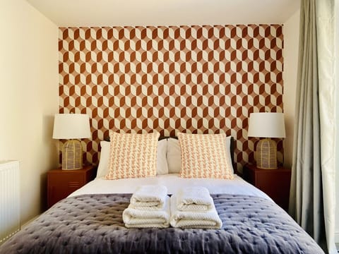 Family & pet friendly home with garden, brand-new kitchen & ample parking.