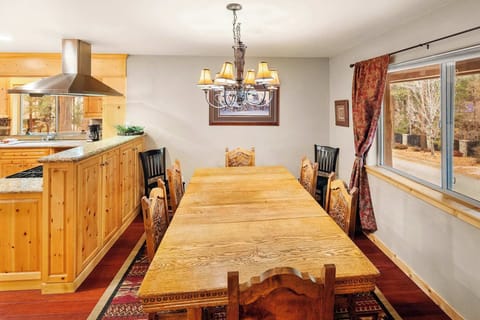 Additional area for dining. 