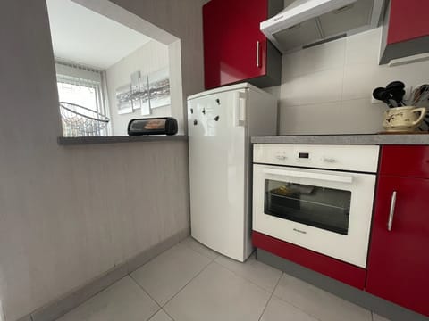 ★ Convenient & Thoughtful★ Designed and furnished with convenience in mind, the kitchen provides everything you need to cook your family meals