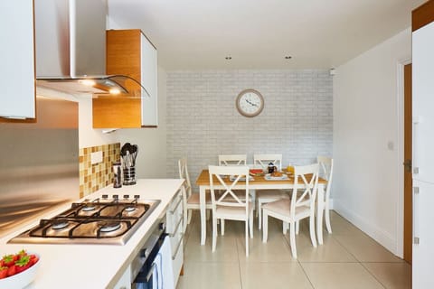 Kitchen diner with oak table seating for six