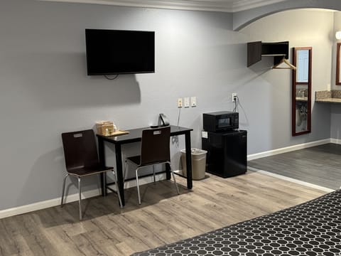 Deluxe Single Room, Roll-in Shower, Non Smoking | Desk, free WiFi, bed sheets