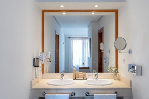 Duplex | Bathroom | Bathtub, free toiletries, hair dryer, bidet