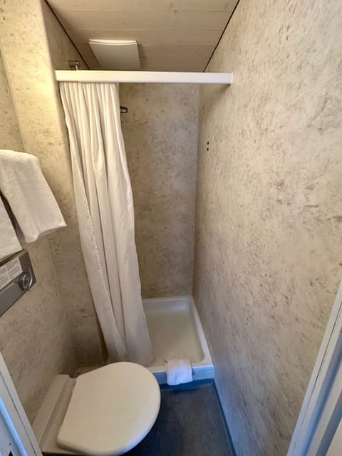 Basic Double Room | Bathroom | Hair dryer, towels