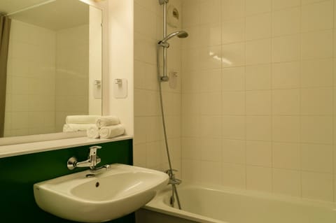 Combined shower/tub, hair dryer, towels