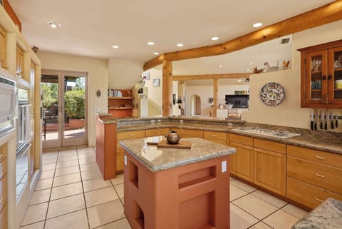 Modern kitchen, fully equipped for your needs.