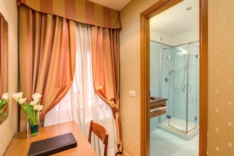 Single Room | Bathroom | Shower, free toiletries, hair dryer, bidet