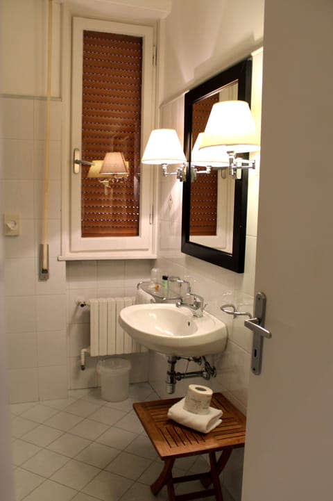 Standard Double or Twin Room | Bathroom | Shower, free toiletries, hair dryer, bidet