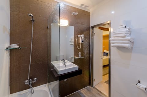 Quadruple Room | Bathroom | Hair dryer, bidet, towels