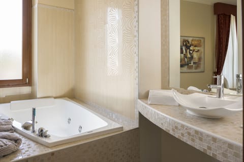 Suite | Bathroom | Shower, free toiletries, hair dryer, bidet