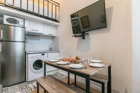 Salon avec coin repas et cuisine équipée (2)