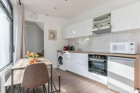 Cuisine équipée avec coin repas (1)