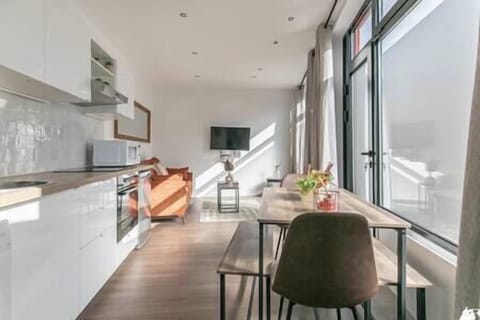 Cuisine équipée avec coin repas (2)