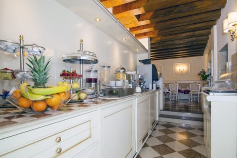 Daily continental breakfast (EUR 13 per person)