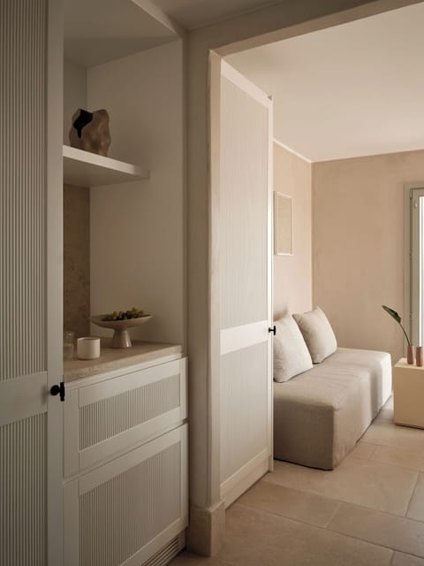 Executive Suite, Hot Tub, Sea View | Living area | 40-inch TV with digital channels, Netflix, streaming services