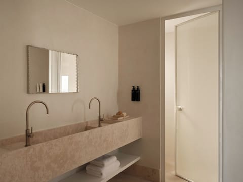 Executive Suite, Hot Tub, Sea View | Bathroom | Shower, rainfall showerhead, eco-friendly toiletries, hair dryer