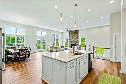 Open-concept living – A bright and airy space combining a gourmet kitchen, dining area, and cozy living room with stunning lake views.