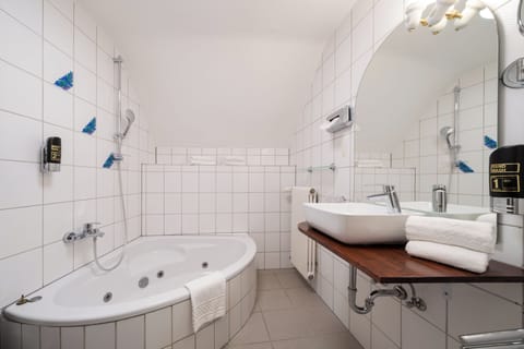 Superior Suite | Bathroom | Free toiletries, hair dryer, towels, soap