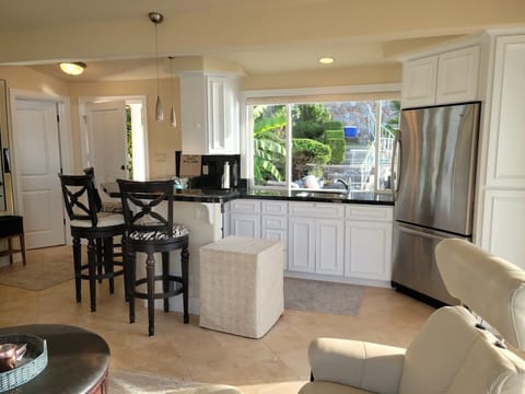 Clean & fully functioning kitchen