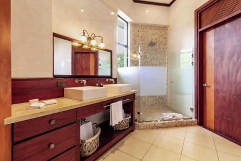 Suite Nyuri | Bathroom | Eco-friendly toiletries, hair dryer, towels, shampoo