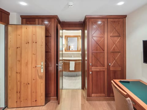 Single Room, Valley View | Desk, laptop workspace, blackout drapes, free WiFi