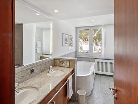 Suite, Balcony, Mountain View | Bathroom | Free toiletries, hair dryer, towels, soap