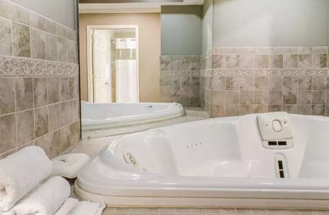 Suite, 1 King Bed, Accessible, Smoking | Bathroom | Towels