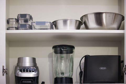 The Rustic Retreat kitchen is stocked with all the essentials! A blender for smoothies or cocktails, kitchen bowls for prepping your favorite meals, and a toaster for the perfect crispy start to your morning. Cook, create, and enjoy!