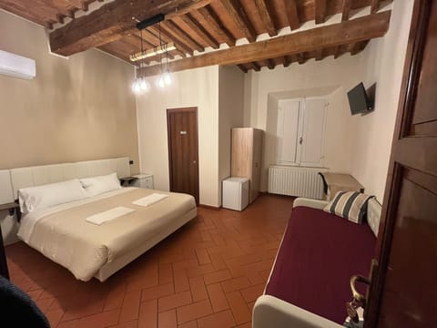 Comfort Double or Twin Room | Desk, blackout drapes, iron/ironing board, free WiFi