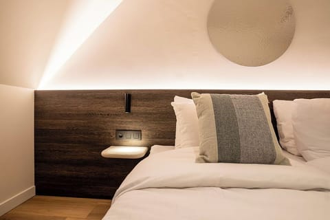 Comfort Double Room | In-room safe, laptop workspace, free WiFi, bed sheets