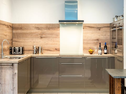 Modern and well equipped Kitchen 