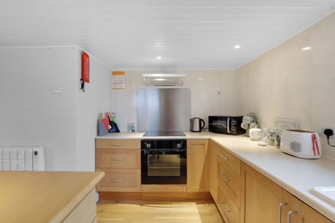 Cottage | Private kitchen | Electric kettle, toaster, highchair