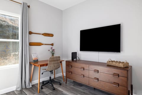 The Table Rock Lake Room
◨ Dedicated workspace
◨ 55" Smart Roku TV
