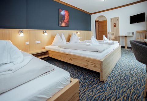 Classic Triple Room, 1 Bedroom, Non Smoking, Balcony | Desk, laptop workspace, cribs/infant beds, free WiFi