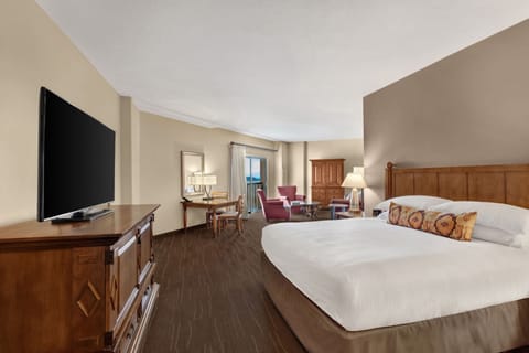 Junior Suite, 1 King Bed, Balcony | Premium bedding, down comforters, pillowtop beds, in-room safe