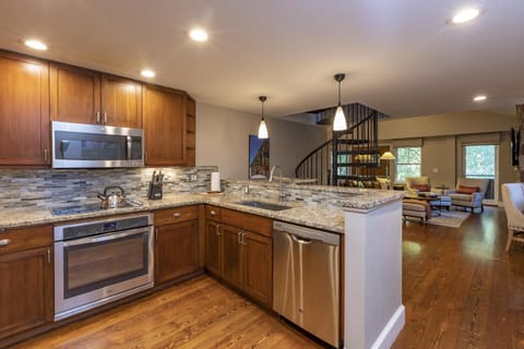 Condo, 3 Bedrooms | Private kitchen