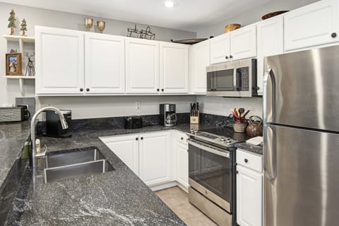 Condo, 2 Bedrooms | Private kitchen | Fridge, oven, coffee/tea maker, toaster