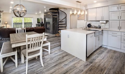 Condo, 3 Bedrooms | Interior