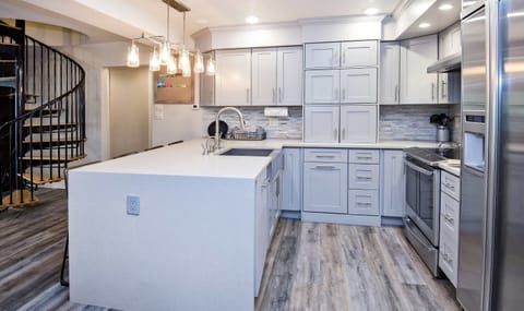 Condo, 3 Bedrooms | Private kitchen