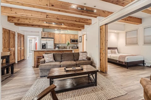 Condo, 3 Bedrooms | Living area