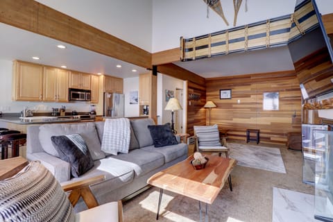 Condo, 2 Bedrooms | Living area