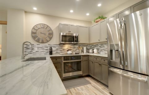Condo, 3 Bedrooms | Private kitchen