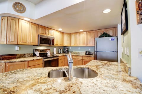 Condo, 3 Bedrooms | Private kitchen